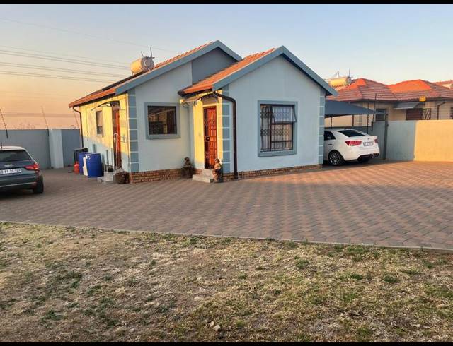 3 BEDROOM HOUSE FOR SALE IN BLUE HILLS